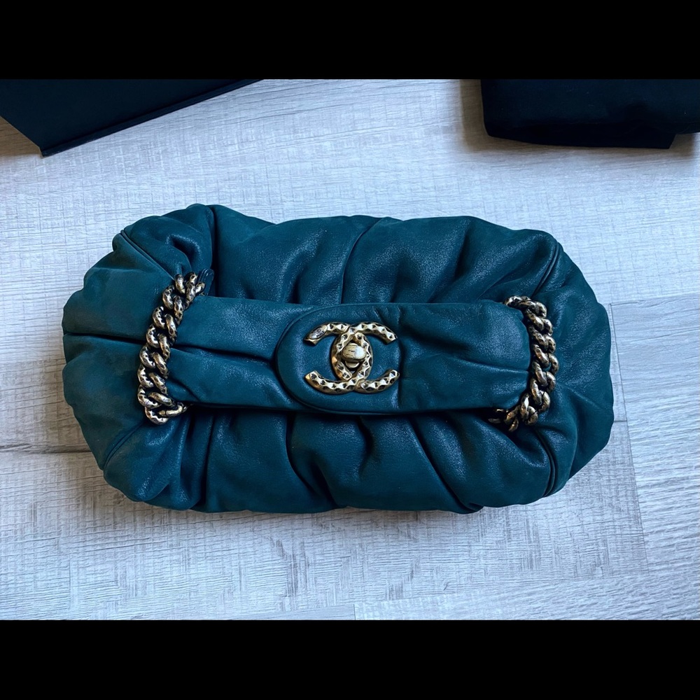 Chanel scrunchy pillow clutch bag - Picture 2 of 7